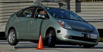 以丰田普锐斯改装的Google Driverless Car